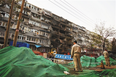 救援人員在現(xiàn)場(chǎng)排查。