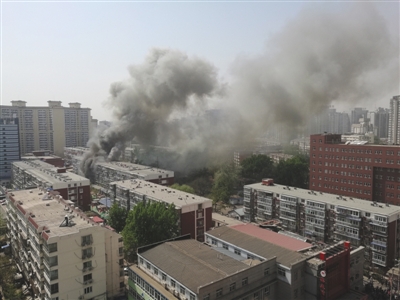 昨日，北京海淀區(qū)紅聯(lián)南村小區(qū)施工工地挖斷燃?xì)夤艿?，造成爆炸引發(fā)居民樓火災(zāi)，致1死2傷，發(fā)生爆炸起火現(xiàn)場(chǎng)濃煙滾滾。CICPHOTO/總匯 攝