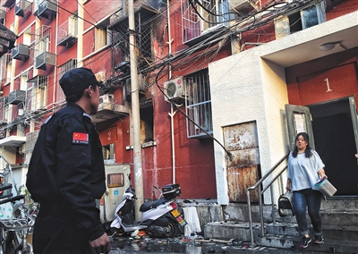 居民整理完家中的貴重物品后從居民樓走出。