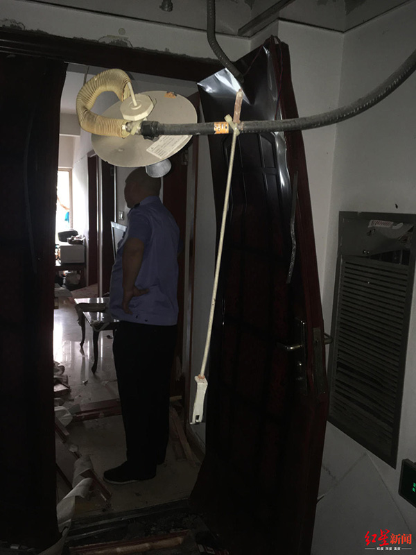 小區(qū)住戶屋內爆炸，防盜門整體已經(jīng)彎曲