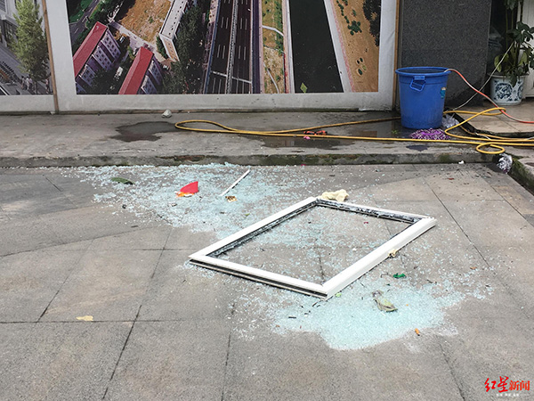 二樓窗戶被震到樓下，玻璃碎了一地